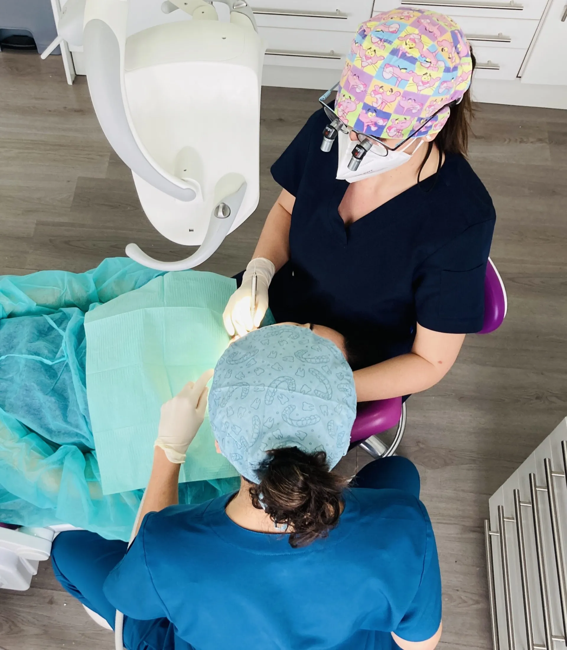 Equipo de Dente Bó realizando un tratamiento dental a una paciente en la clínica