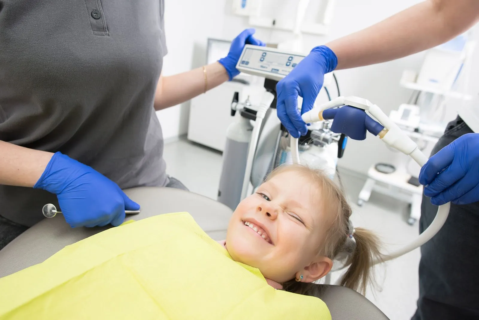 Niña sonriendo tranquila durante un tratamiento dental