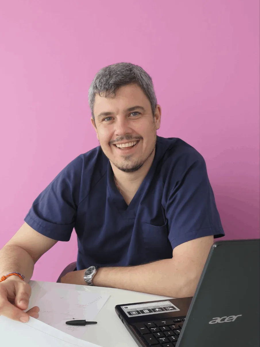 Retrato de un doctor del equipo de Dente Bó en su mesa de trabajo