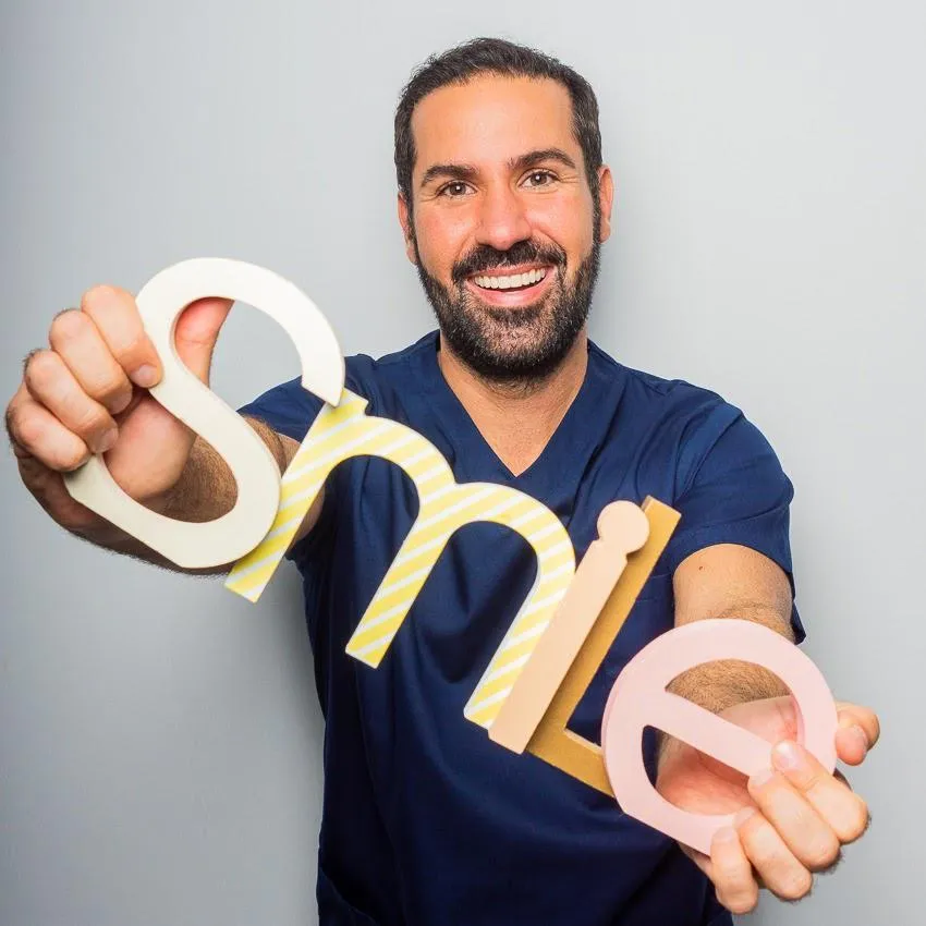 Retrato de un doctor del equipo de Dente Bó sonriendo