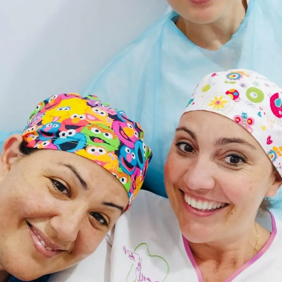 Tres doctoras del equipo de Dente Bó con gorros de quirófano de colores